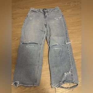 Baggy distressed jean